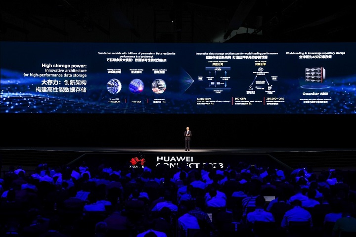 Yang Chaobin, Huawei's Director of the Board and President of ICT Products & Solutions, unveiling the OceanStor A800 High-Performance AI Knowledge Repository Storage.